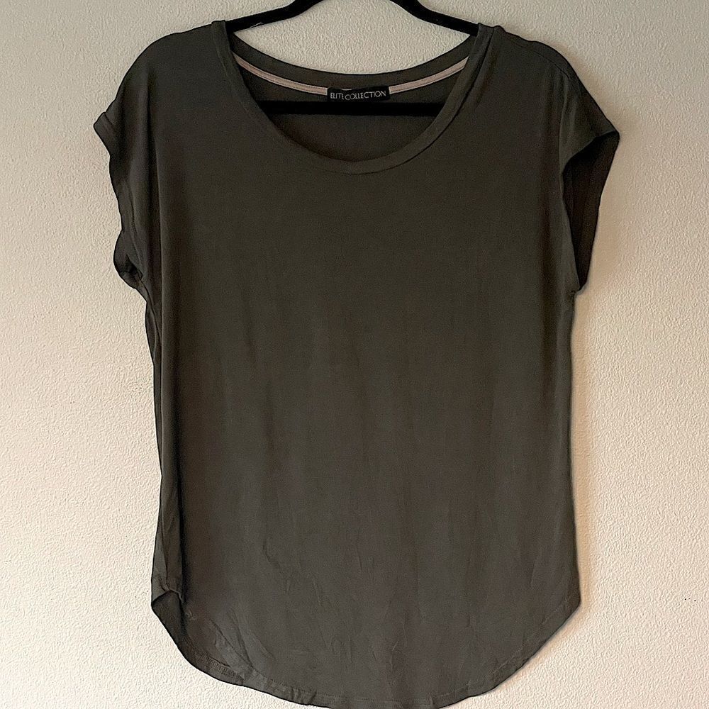 NWOT!!  Elite Collection Olive Green Short Sleeve Top. Size Medium.